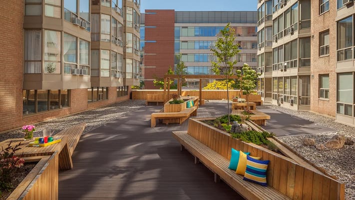 Courtyard with benches and greenery at Chartwell Grenadier