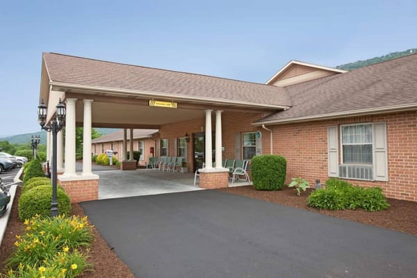 Front entrance of Colonial Courtyard at Bedford