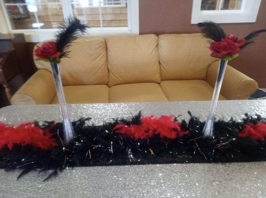 Elegant table centerpiece with feathers and flowers