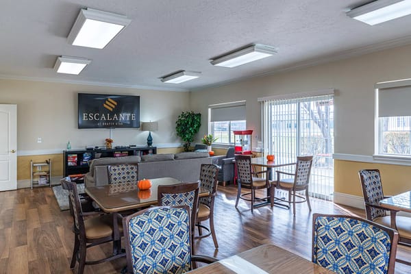 Common area with tables and chairs at Escalante at Draper.