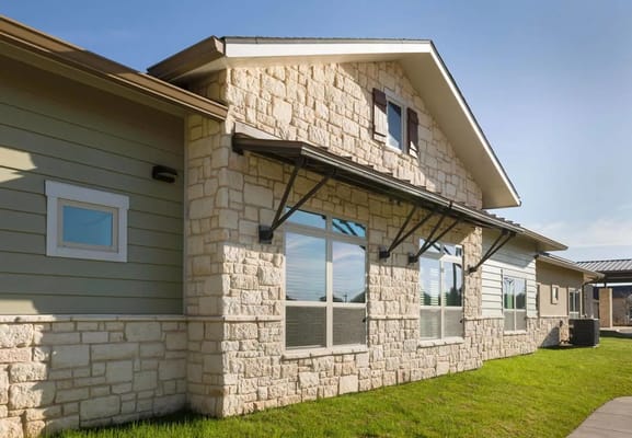 Exterior view of Heartis Waco Assisted Living building