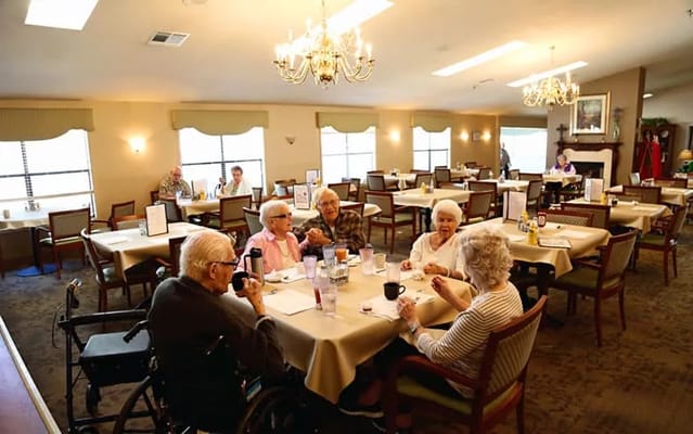 Seniors enjoying a meal in the dining area of Heatheridge Assisted Living.