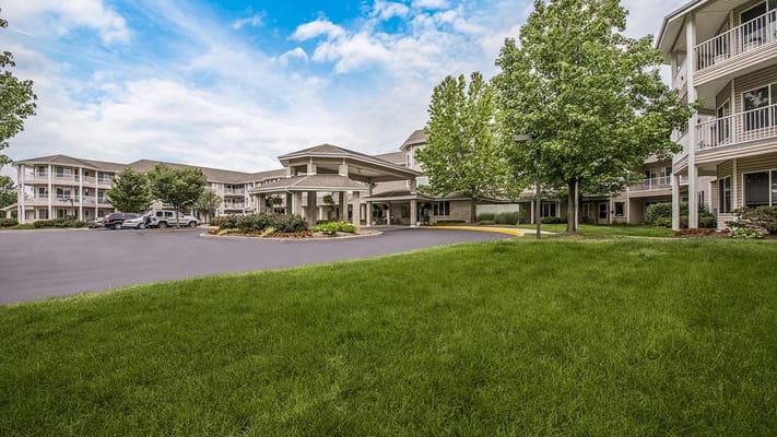 Exterior view of Holiday Redbud Hills with greenery