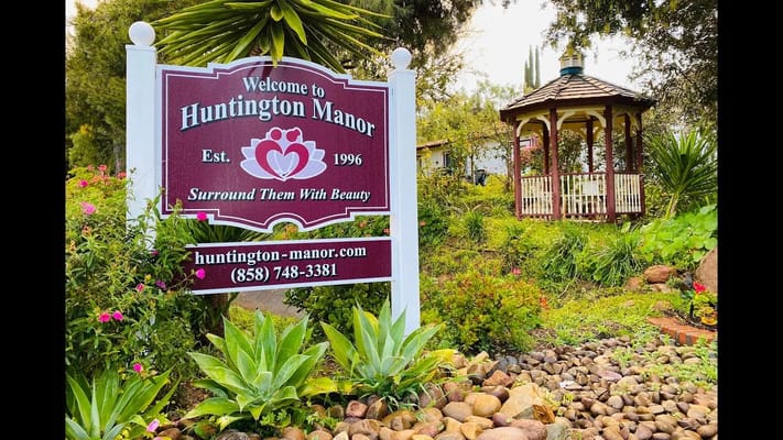 Signage welcoming visitors to Huntington Manor