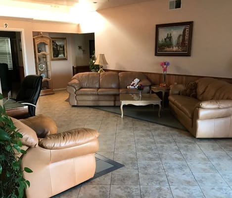 A cozy seating area in the lobby featuring brown leather couches and a decorative coffee table.