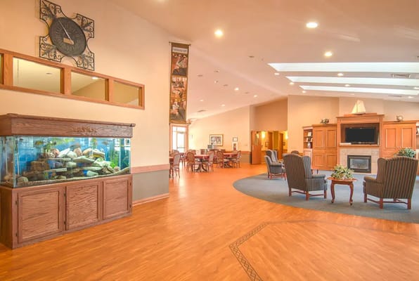 Comfortable lobby seating area with an aquarium and dining tables.