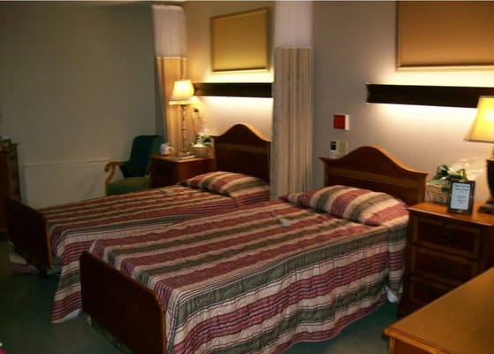 Bedroom with two twin beds and a nightstand.