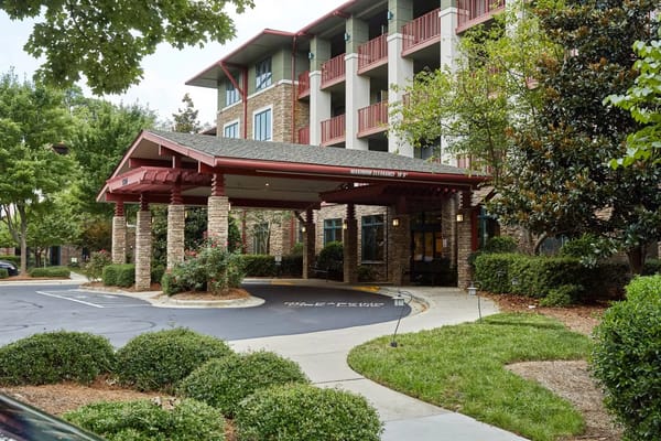 Entrance view of Magnolia Glen's building exterior