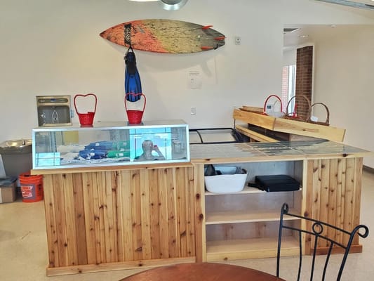 Wooden counter with a surfboard decoration and baskets