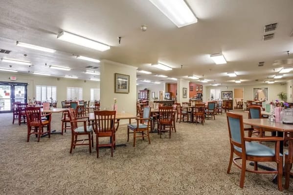 Dining room with tables and chairs set up