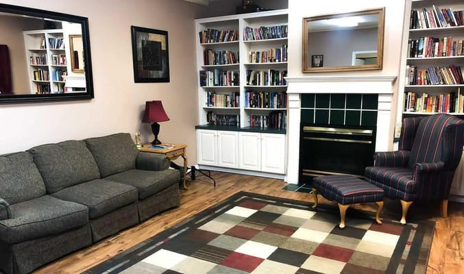 Cozy common area with bookshelves and seating
