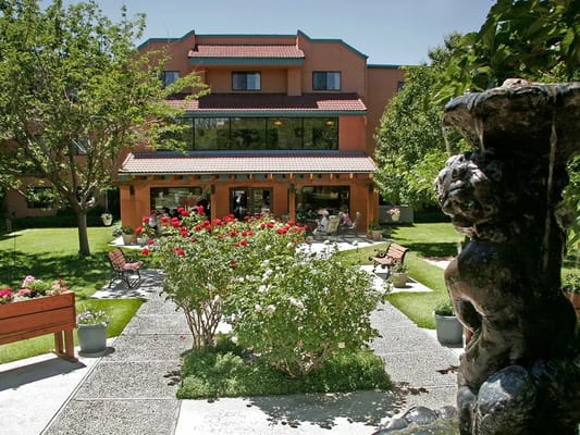 Outdoor view of Sandia Vista Senior Living's garden and building