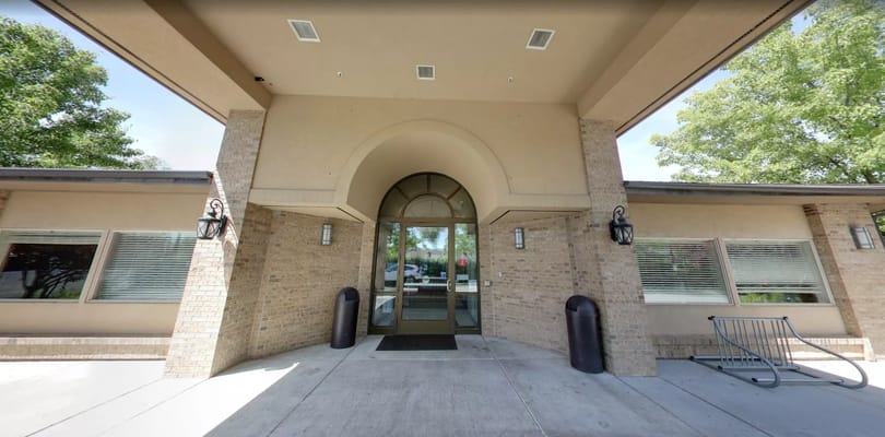 Main entrance of Sandstone South Lake senior living facility.