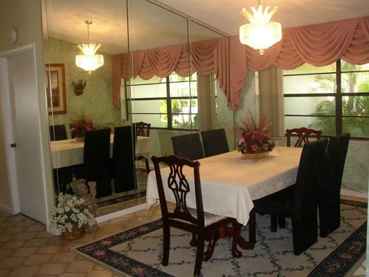 Cozy dining area with a mirror wall and elegant decor.