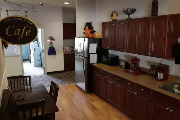 Cozy cafe area with kitchen amenities at Stone Ledge Manor.