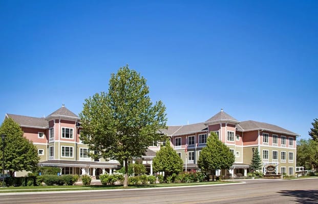 Exterior view of Sunrise at Holladay facility