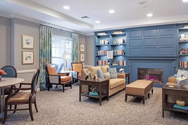 A cozy common area with seating and bookshelves