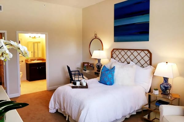 Comfortable bedroom with a bed, lamps, and decorative elements