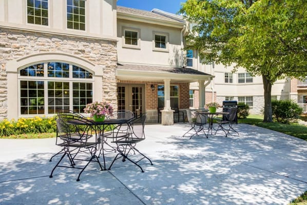 Patio area with tables and chairs at The Gables of Germantown