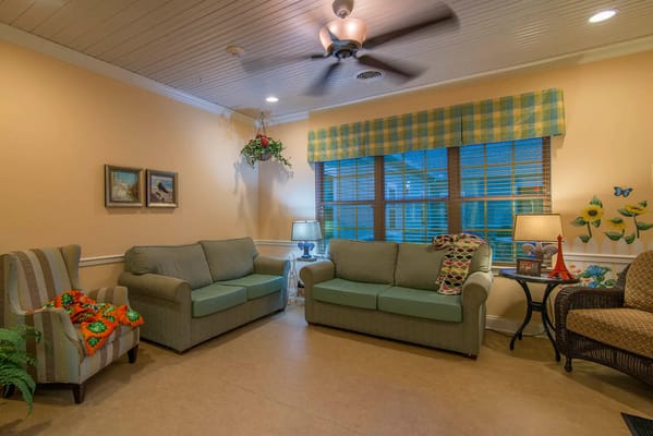Living room with two sofas, a lamp, and decorative elements