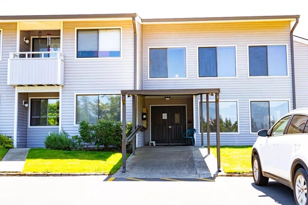 Front entrance of The Villas at Ridgemont building.