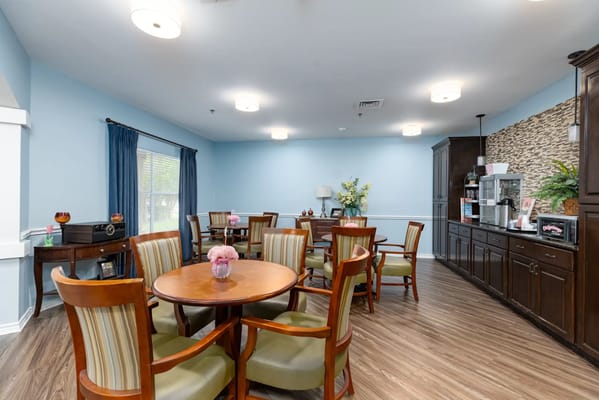 Common area with tables and chairs in The William Senior Living