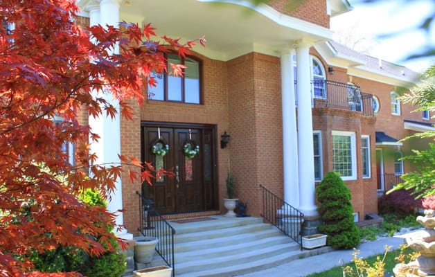 Exterior view of Vienna Manor Assisted Living entrance