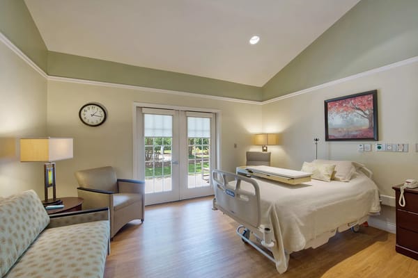 Cozy bedroom with a view of the garden