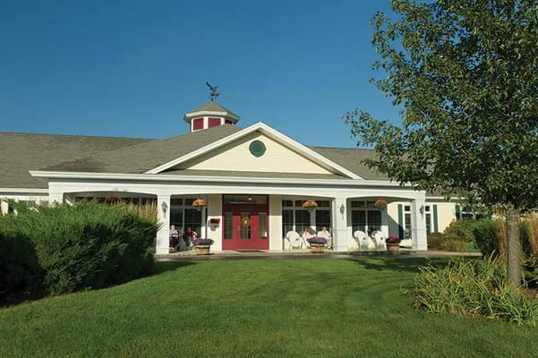 Exterior view of Woodlands Senior Living of Hallowell