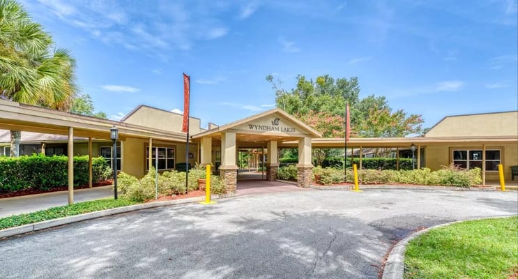 Building exterior of Wyndham Lakes with entrance