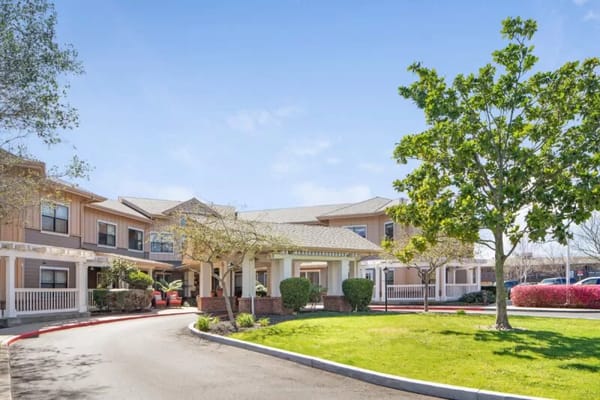 Exterior view of Ivy Park at Oakland Hills with garden