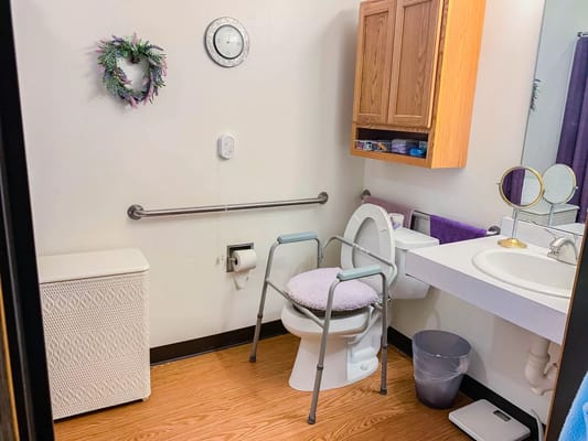 Accessible bathroom with safety features and amenities