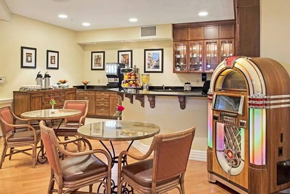 Common seating area featuring a jukebox and fruit display.