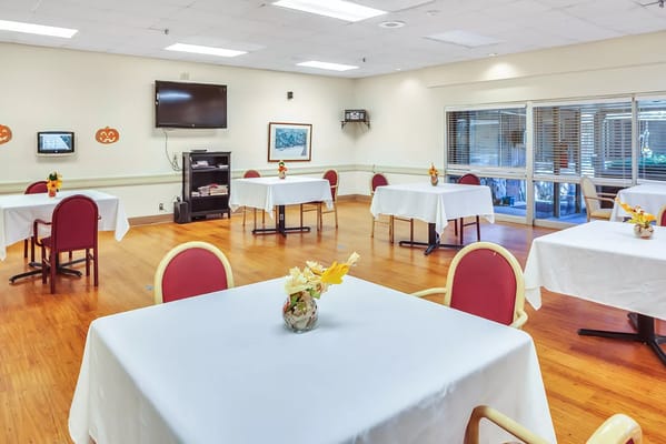 Bright dining area with tables and flowers