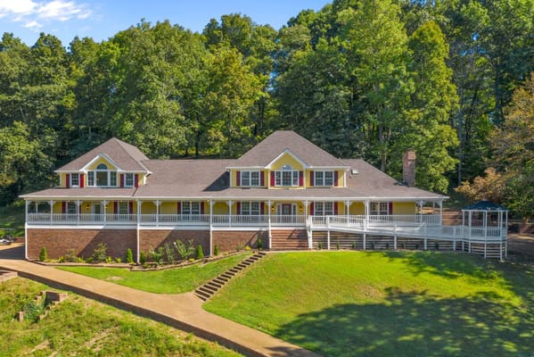 Exterior view of New Hope Senior Living facility