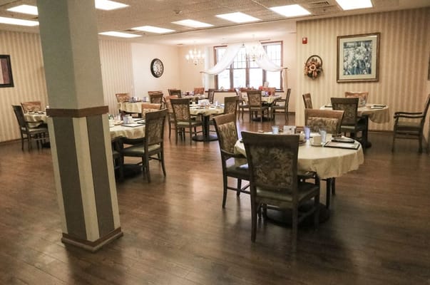 Dining room with tables set for meal at Vintage Park at Paola