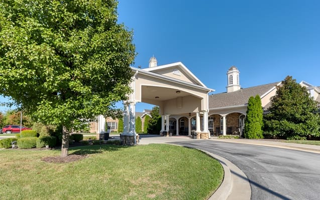 Entrance view of Silverado Lee's Summit senior living facility