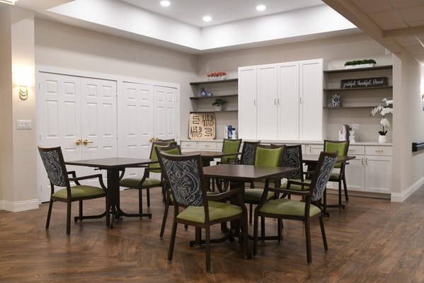 Bright dining area with tables and chairs in Spring Oak at Tri Cities