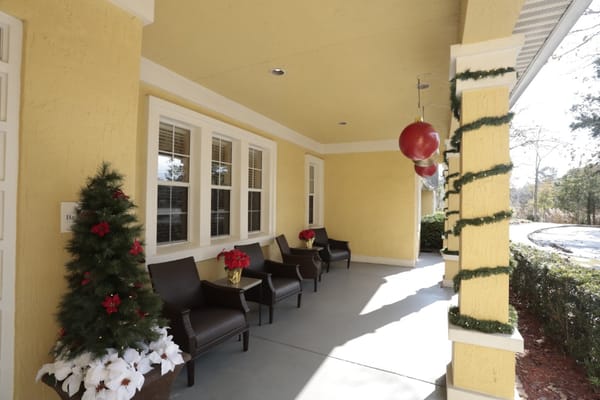 Entryway decorated for the holidays with seating