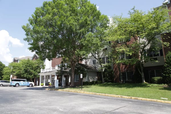 Exterior view of Brookdale Belle Meade with outdoor space