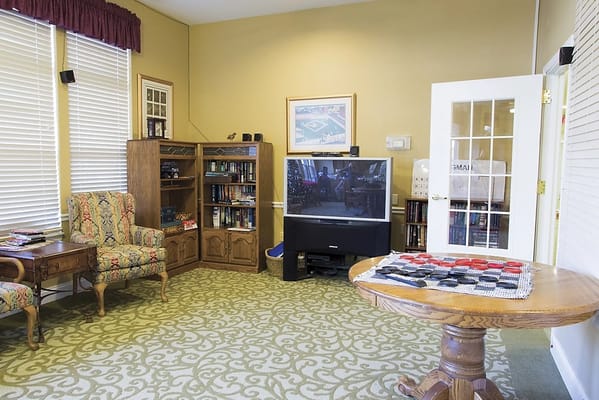 Cozy common area with comfortable seating and bookshelves