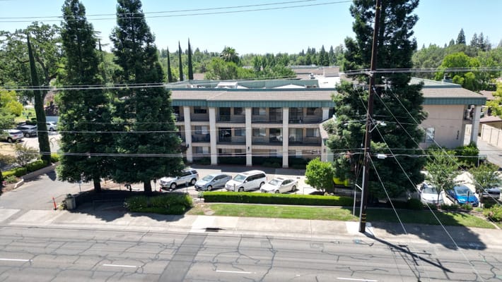 Aerial view of the Atria Carmichael Oaks building and parking area.