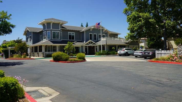 Exterior view of Ivy Park at Sacramento with landscaped entrance