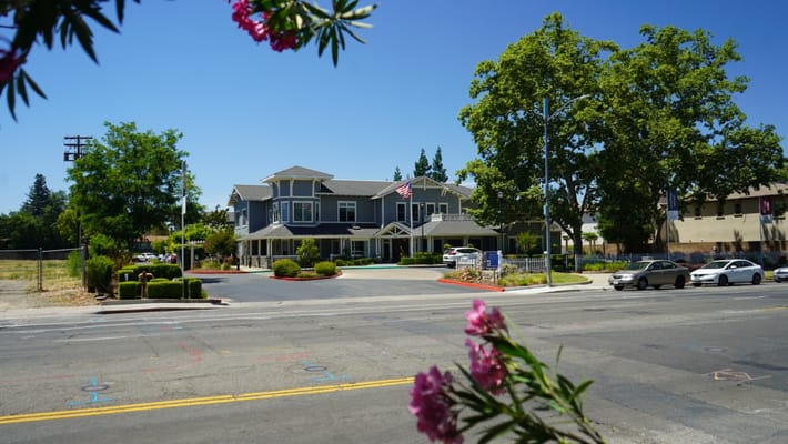 Exterior view of Ivy Park at Sacramento with landscaping