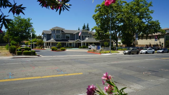 Front exterior of Ivy Park at Sacramento with landscaping