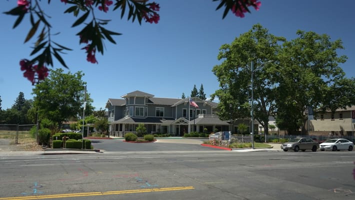 Exterior view of Ivy Park at Sacramento with landscaped area