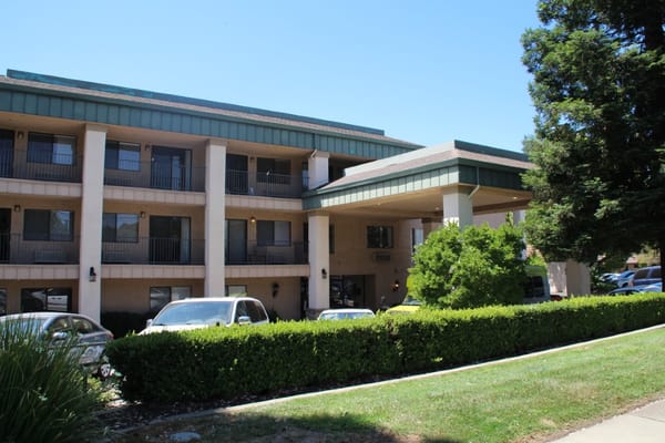 Exterior view of the Atria Carmichael Oaks facility