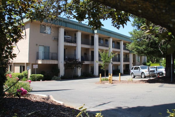 Exterior view of the Atria Carmichael Oaks building