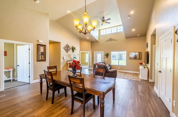 Cozy common area with dining table and seating