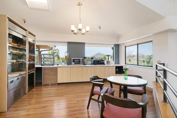 Open kitchen and dining area with a round table and chairs